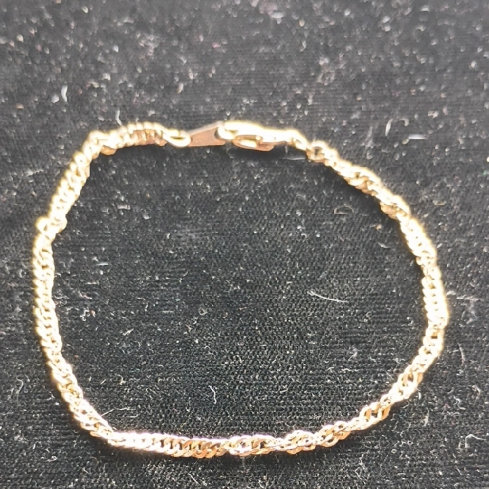 Elegant Gold Chain Bracelet